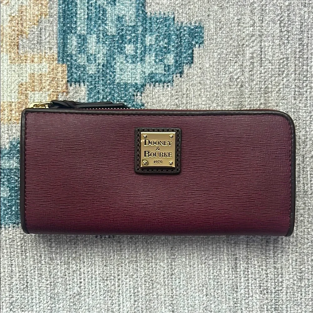 Dooney & Bourke zip around wallet - Picture 1 of 6